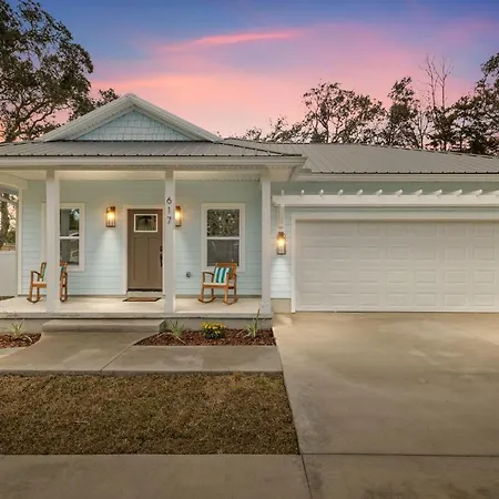 Brand New Entire Home Close To Beach